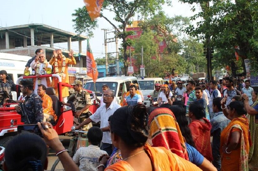 এক ব্যক্তিকে হনুমান সাজিয়ে গাড়ির সামনে বসিয়ে চলে প্রচার ৷ Photo Courtesy: Dilip Ghosh /Facebook Page