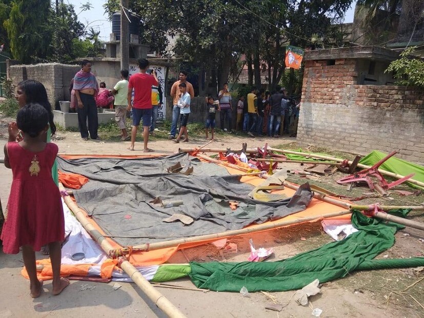 এই ঘটনার পরই হামলা হয় তৃণমূলের ক্যাম্পে। অভিযোগ, বিজেপির কর্মীরাই হামলা চালিয়েছে। 
