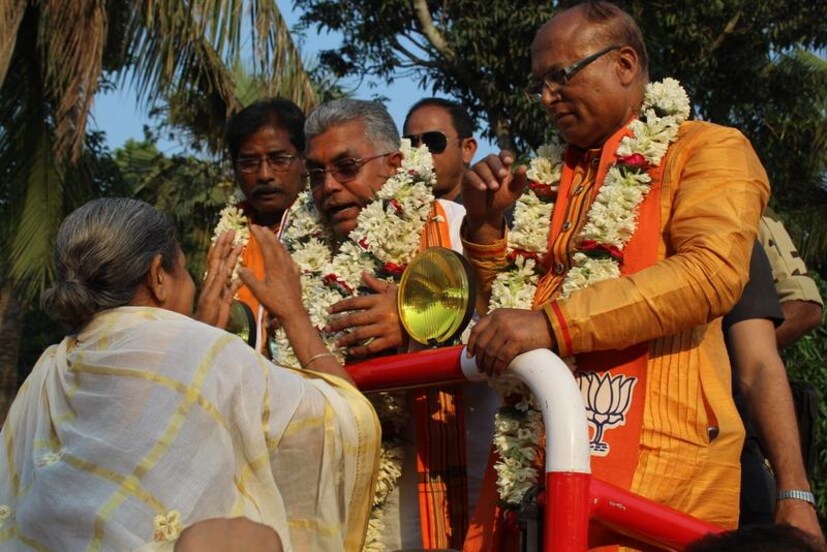 বিজেপি-র রাজ্য সভাপতি দিলীপ ঘোষ নিজের ফেসবুক পেজে এই রোড শো-র ছবি পোস্ট করেন ৷ যা মুহূ্র্তের মধ্যেই ভাইরাল ! Photo Courtesy: Dilip Ghosh /Facebook Page