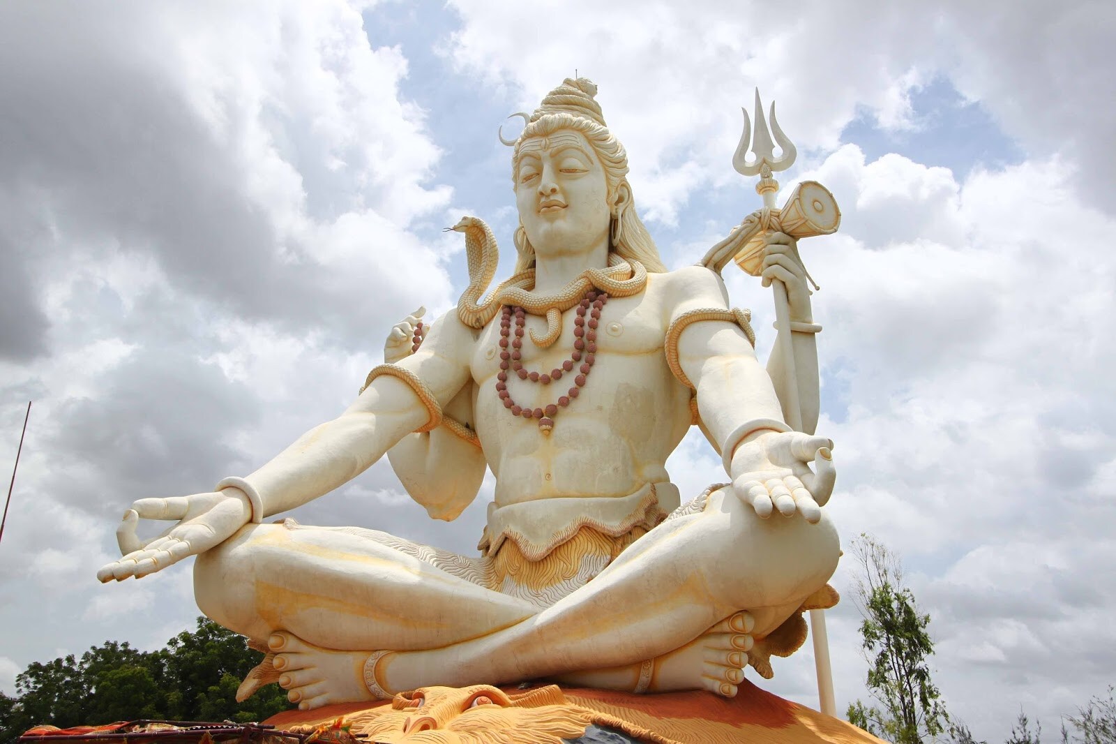 ♦ পঞ্চ অক্ষর স্তোত্রের অন্দরে পাঁচটি শব্দ লুকিয়ে রয়েছে, তাই তো এই শ্লোকটিকে পঞ্চকশরা অর্থাৎ পাঁচ অক্ষর সমৃদ্ধ স্তোত্র নামে ডাকা হয়ে থাকে। ছবি: সংগৃহীত ৷ ♦ পঞ্চ অক্ষর স্তোত্রের অন্দরে পাঁচটি শব্দ লুকিয়ে রয়েছে, তাই তো এই শ্লোকটিকে পঞ্চকশরা অর্থাৎ পাঁচ অক্ষর সমৃদ্ধ স্তোত্র নামে ডাকা হয়ে থাকে। ছবি: সংগৃহীত ৷