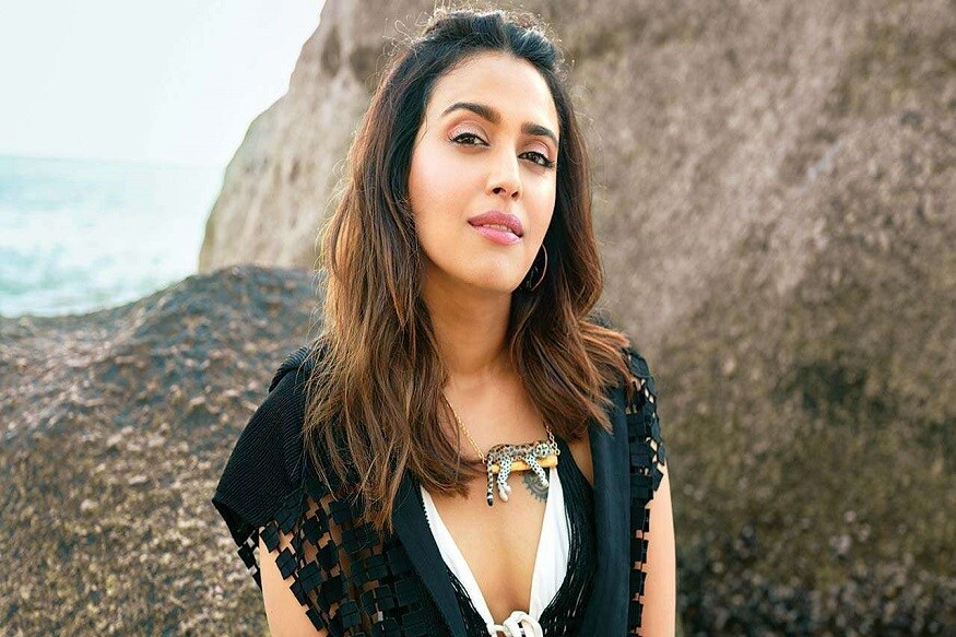 ভোটের বাজারে ফের ট্রোলড হলেন বলিউড অভিনেত্রী স্বরা ভাস্কর ৷ ‘বিরে দি ওয়েডিং’ ছবিতে হস্তমৈথুনের দৃশ্য ফের উঠে এল ভোটের প্রচারে ৷ ভোটের লাইনে দাঁড়িয়ে বহু মানুষ প্ল্যাকার্ড হাতে তুললেন ৷ প্ল্যাকার্ডে লেখা, ‘স্বরা ভাস্কর হবেন না ৷ আঙুল সঠিক জায়গায় ব্যবহার করুন ৷’ ভোটের বাজারে ফের ট্রোলড হলেন বলিউড অভিনেত্রী স্বরা ভাস্কর ৷ ‘বিরে দি ওয়েডিং’ ছবিতে হস্তমৈথুনের দৃশ্য ফের উঠে এল ভোটের প্রচারে ৷ ভোটের লাইনে দাঁড়িয়ে বহু মানুষ প্ল্যাকার্ড হাতে তুললেন ৷ প্ল্যাকার্ডে লেখা, ‘স্বরা ভাস্কর হবেন না ৷ আঙুল সঠিক জায়গায় ব্যবহার করুন ৷’