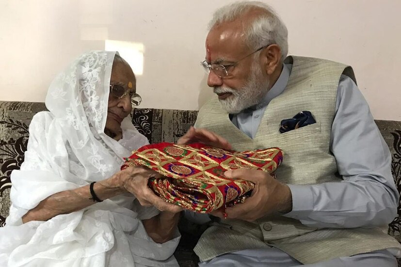 পবনগড়ের মায়ের মন্দিরের চুনরি দিয়ে মোদিকে আর্শীবাদ করেন মা হীরাবেন