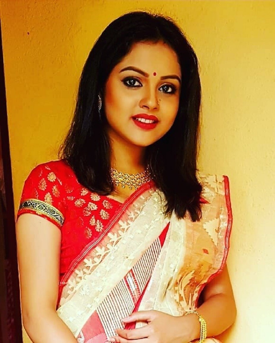 ♦ কী করে সম্পর্কটা গড়ে উঠল ? প্রশ্নটা শুনেই হেসে ফেললেন জিতু ৷ বললেন,‘তেমন কিছুই নয় ৷ আসলে আমরা তেমনভাবে কিছু বুঝতেই পারিনি ৷ ধীরে ধীরে দেখলাম আমাদের মধ্যে একটা অন্যরকম অনুভূতি কাজ করছে ৷ একটা সময় আমরা সম্পর্কে জড়িয়ে পড়লাম ৷ ♦ কী করে সম্পর্কটা গড়ে উঠল ? প্রশ্নটা শুনেই হেসে ফেললেন জিতু ৷ বললেন,‘তেমন কিছুই নয় ৷ আসলে আমরা তেমনভাবে কিছু বুঝতেই পারিনি ৷ ধীরে ধীরে দেখলাম আমাদের মধ্যে একটা অন্যরকম অনুভূতি কাজ করছে ৷ একটা সময় আমরা সম্পর্কে জড়িয়ে পড়লাম ৷