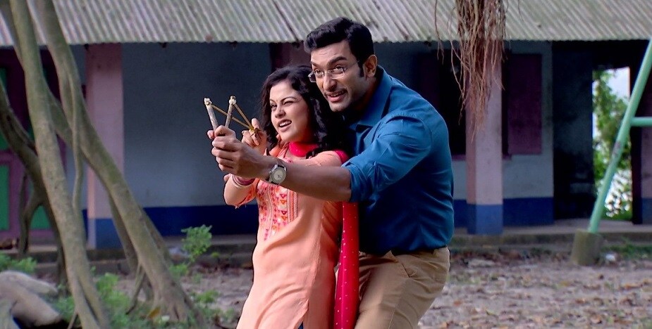 ♦ এর পাশাপাশি জিতু অভিনয় করেছেন বড় পর্দাতেও ৷ প্রয়াত পরিচালক অঞ্জন চৌধুরীর ছেলে সন্দীপ চৌধুরীর ছবি ‘বিদ্রোহিনী’এবং রেশমী মিত্রের ছবি ‘লাইমলাইট’-এ অভিনয় করেছেন তিনি ৷ ♦ এর পাশাপাশি জিতু অভিনয় করেছেন বড় পর্দাতেও ৷ প্রয়াত পরিচালক অঞ্জন চৌধুরীর ছেলে সন্দীপ চৌধুরীর ছবি ‘বিদ্রোহিনী’এবং রেশমী মিত্রের ছবি ‘লাইমলাইট’-এ অভিনয় করেছেন তিনি ৷