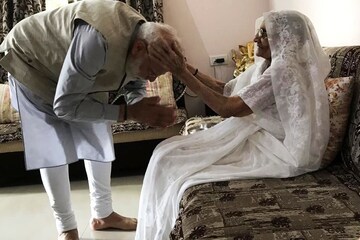 মন্দিরের চুনরি, প্রসাদ ও মায়ের আশীর্বাদ নিয়ে ভোট দিলেন মোদি