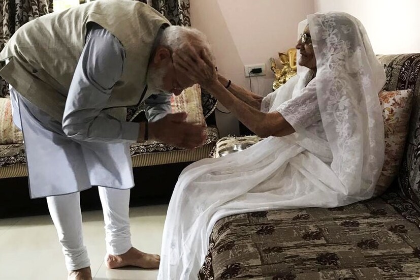 গুজরাতে ভোট দিতে পৌঁছে সবার আগে মায়ের আশীর্বাদ নিতে পৌঁছলেন প্রধানমন্ত্রী নরেন্দ্র মোদি ৷ 