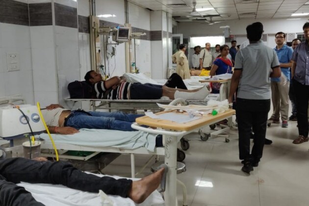 পুলিশ সূত্রে খবর, রবিবার ভোর ৫টা নাগাদ ঘটনাটি ঘটে ৷ দুর্ঘটনাটির জেরে মৃত্যু হয়েছে বাস চালকের ৷ এক্সপ্রেসওয়ের ৮৭ মাইলস্টোনের কাছে ঘটনাটি ঘটেছে ৷ পুলিশ সূত্রে খবর, রবিবার ভোর ৫টা নাগাদ ঘটনাটি ঘটে ৷ দুর্ঘটনাটির জেরে মৃত্যু হয়েছে বাস চালকের ৷ এক্সপ্রেসওয়ের ৮৭ মাইলস্টোনের কাছে ঘটনাটি ঘটেছে ৷