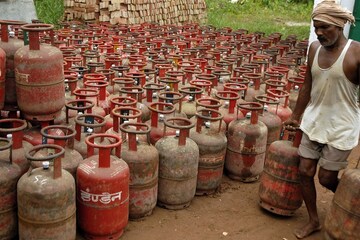 জোর ধাক্কা মধ্যবিত্তের হেঁশেলে ! অর্থবর্ষের প্রথমদিনেই বেড়েছে সিলিন্ডার প্রতি রান্নার গ্যাসের দাম জোর ধাক্কা মধ্যবিত্তের হেঁশেলে ! অর্থবর্ষের প্রথমদিনেই বেড়েছে সিলিন্ডার প্রতি রান্নার গ্যাসের দাম