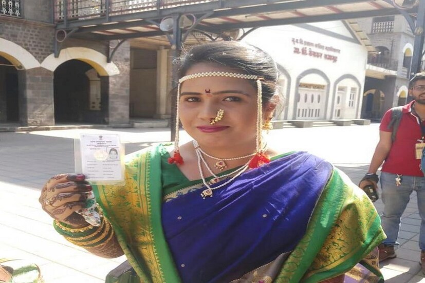 আজই জীবনের সবথেকে গুরুত্বপূর্ণ দিন ৷ সাতপাকে বাঁধা পড়ার দিন ৷ তবু সেই কাজ পিছনে ফেলে বিয়ের সাজেই কনে হাজির ভোট কেন্দ্রে