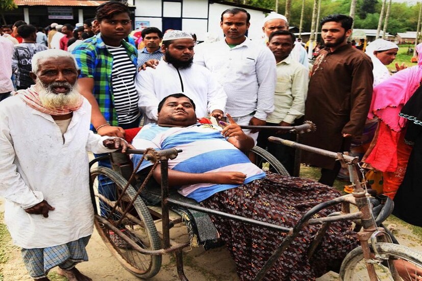 প্রতিবন্ধকতা কোনও বাধা নয, ভোট দিতে পৌঁছলেন বিশেষ ক্ষমতাসম্পন্ন ব্যক্তি
