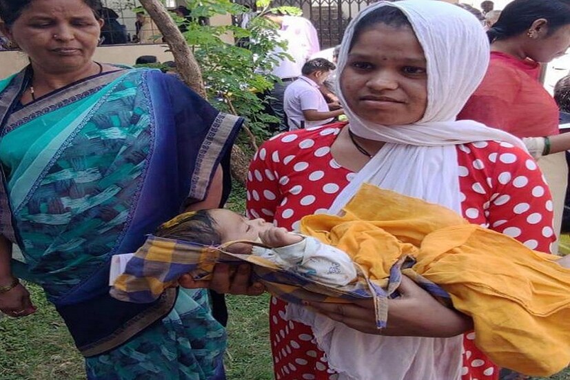 নবজাতককে সঙ্গে নিয়েই ভোট দিতে হাজির মা
