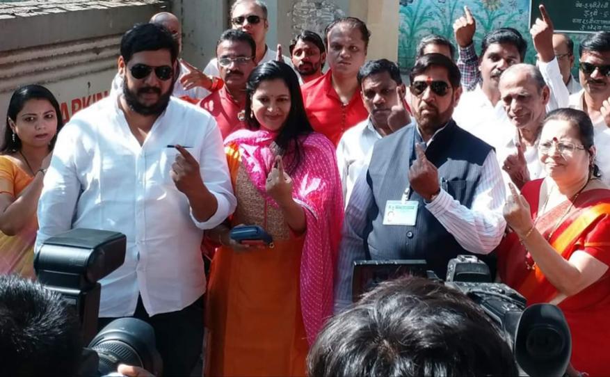 পুনের একটি ভোট কেন্দ্রে ভোট দিলেন বিজেপি গিরিশ বাপট । গিরিশ বাপট লড়বেন মহারাষ্ট্রের পুণে থেকে (Image: Chandrakant/News18) পুনের একটি ভোট কেন্দ্রে ভোট দিলেন বিজেপি গিরিশ বাপট । গিরিশ বাপট লড়বেন মহারাষ্ট্রের পুণে থেকে (Image: Chandrakant/News18)