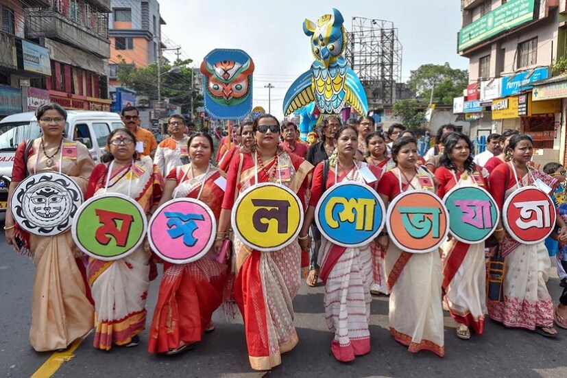 পুরনো হল ক্যালেন্ডার। চৈত্রশেষে বৈশাখ বরণ। দোকানে দোকানে হালখাতা। নববর্ষের আবাহনে মেতেছে রাজ্য। নতুন বছরে নতুন করে শুরুর শপথ। (Image: PTI)