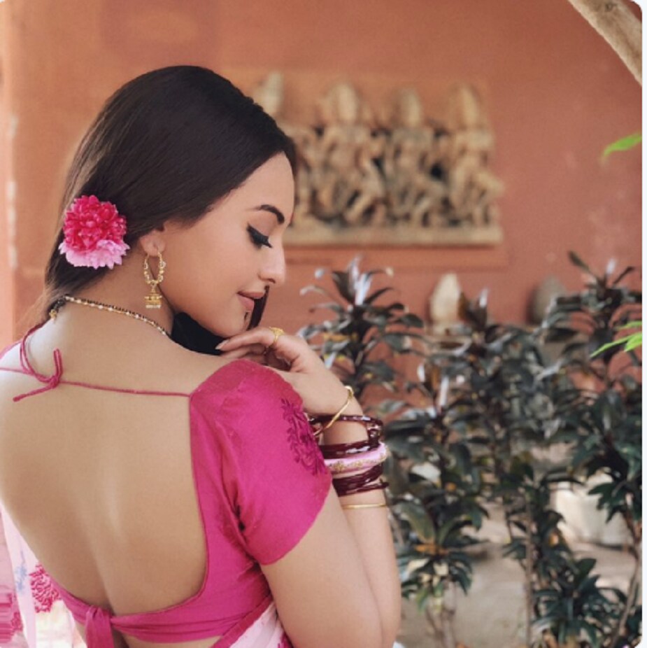 রাজ্জো 'দাবাং' থেকে 'দাবাং থ্রি' সবেতেই সঙ্গ দেবেন চুলবুল পাণ্ডেকে। চুলবুল পান্ডে ওরফে সলমন খানই সোনাক্ষিকে সিনেমায় নামিয়েছিলেন।photo source collected রাজ্জো 'দাবাং' থেকে 'দাবাং থ্রি' সবেতেই সঙ্গ দেবেন চুলবুল পাণ্ডেকে। চুলবুল পান্ডে ওরফে সলমন খানই সোনাক্ষিকে সিনেমায় নামিয়েছিলেন।photo source collected