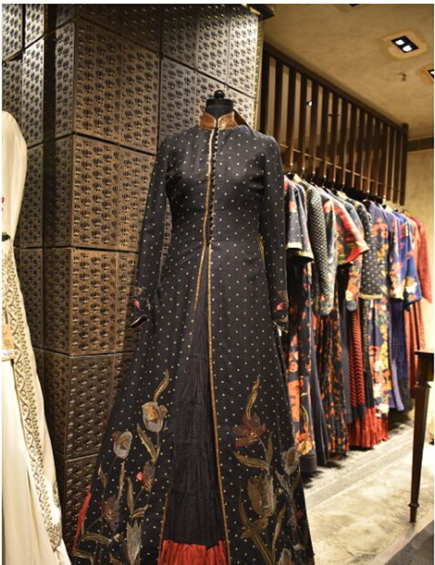 কাশ্মীরের উষা সিলাই স্কুলের মহিলারা আট মাসের কঠোর পরিশ্রমের মাধ্যমে এই গুলদস্তা কালেকশন তৈরি করেছেন। এই মহিলারা আট মাস ধরে অক্লান্ত পরিশ্রম করেছেন। তারা নিজেদের বাড়ি থেকে দূরে থেকে কাজ করেছেন। প্রচন্ড শীতকে উপেক্ষা করে কাজ করেছেন। photo source collected