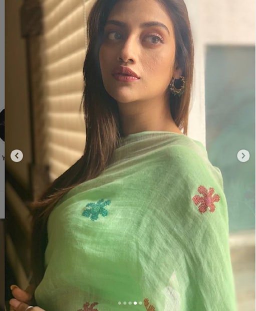 সেই দায়িত্ব সামলিয়েও কাজের ফাকে তাঁরা নিজেদের ছবি সোশ্যাল মিডিয়ায় পোস্ট করছেন। সেই ছবি দেখলে সকলেরই মন ভরে যাবে।  photo source collected
