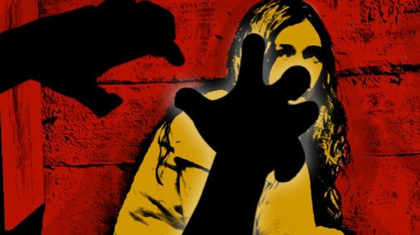 এই দৃশ্য দেখার পরে স্থানীয়রা সফদরজঞ্জ হাসপাতালে নিয়ে যান মহিলাকে। পুলিশের প্রাথমিক অনুমান, মহিলাকে ধর্ষণ করা হয়েছে। মহিলার সঙ্গে কথা বলার চেষ্টা করছে পুলিশ। মেডিকেল রিপোর্ট আসার পরই গোটা বিষয়টি স্পষ্ট হবে।  Photo Source: Collected