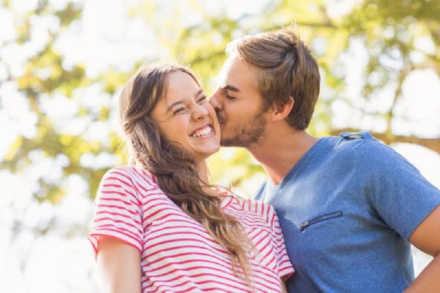 এ ছাড়াও Photobooth মোডে রয়েছে kiss mode। চুমু খাওয়ার বিষয়টি শনাক্ত করতে পারে Google-এর বুদ্ধিমান ক্যামেরা। প্রিয়জনকে চুমু খেলে তা শনাক্ত করে স্বয়ংক্রিয় সেলফি উঠবে ফটোবুথ মোডে। এ ছাড়াও Photobooth মোডে রয়েছে kiss mode। চুমু খাওয়ার বিষয়টি শনাক্ত করতে পারে Google-এর বুদ্ধিমান ক্যামেরা। প্রিয়জনকে চুমু খেলে তা শনাক্ত করে স্বয়ংক্রিয় সেলফি উঠবে ফটোবুথ মোডে।