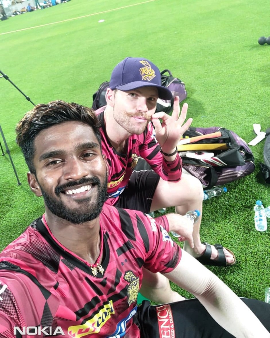 বৃহস্পতিবারের ইডেনে ক্যাপিটালসের মহড়ায় দুই মহারথীই দাপিয়ে বেড়ালেন। একদিকে পন্টিং পড়ে রইলেন পৃথ্বী-ঋষভদের মত ভারতীয় ক্রিকেটের ভবিষ্যতদের নিয়ে। আর ব্যাটিং উপদেষ্টা সৌরভ সারাক্ষণ নেটের বাইরে দাঁড়িয়ে চিল নজর রাখলেন শিখর-শ্রেয়সদের ব্যাটিংয়ে। কোটলায় সুপার ওভারে নাইটদের হারানো ইডেনে নামার আগে বাড়তি অ্যাডভান্টেজ। সবুজ ২২ গজে রাবাডা ফের ঝড় তুলবেন। বলার সময় পন্টিংয়ের গলায় মাইন্ডগেমের মাস্তানি। সৌরভ উল্টো শিবিরে বসলে কলকাতার সমর্থন কী ভাগ হয়ে যাবে? কাপ্তান কার্তিক প্রসঙ্গ এড়ালেও নাইট মেন্টরের পালটা রসিকতা ভাগ্যিস দাদা ব্যাট হাতে নামছে না।Photo Courtesy: KKR/Twitter বৃহস্পতিবারের ইডেনে ক্যাপিটালসের মহড়ায় দুই মহারথীই দাপিয়ে বেড়ালেন। একদিকে পন্টিং পড়ে রইলেন পৃথ্বী-ঋষভদের মত ভারতীয় ক্রিকেটের ভবিষ্যতদের নিয়ে। আর ব্যাটিং উপদেষ্টা সৌরভ সারাক্ষণ নেটের বাইরে দাঁড়িয়ে চিল নজর রাখলেন শিখর-শ্রেয়সদের ব্যাটিংয়ে। কোটলায় সুপার ওভারে নাইটদের হারানো ইডেনে নামার আগে বাড়তি অ্যাডভান্টেজ। সবুজ ২২ গজে রাবাডা ফের ঝড় তুলবেন। বলার সময় পন্টিংয়ের গলায় মাইন্ডগেমের মাস্তানি। সৌরভ উল্টো শিবিরে বসলে কলকাতার সমর্থন কী ভাগ হয়ে যাবে? কাপ্তান কার্তিক প্রসঙ্গ এড়ালেও নাইট মেন্টরের পালটা রসিকতা ভাগ্যিস দাদা ব্যাট হাতে নামছে না।Photo Courtesy: KKR/Twitter