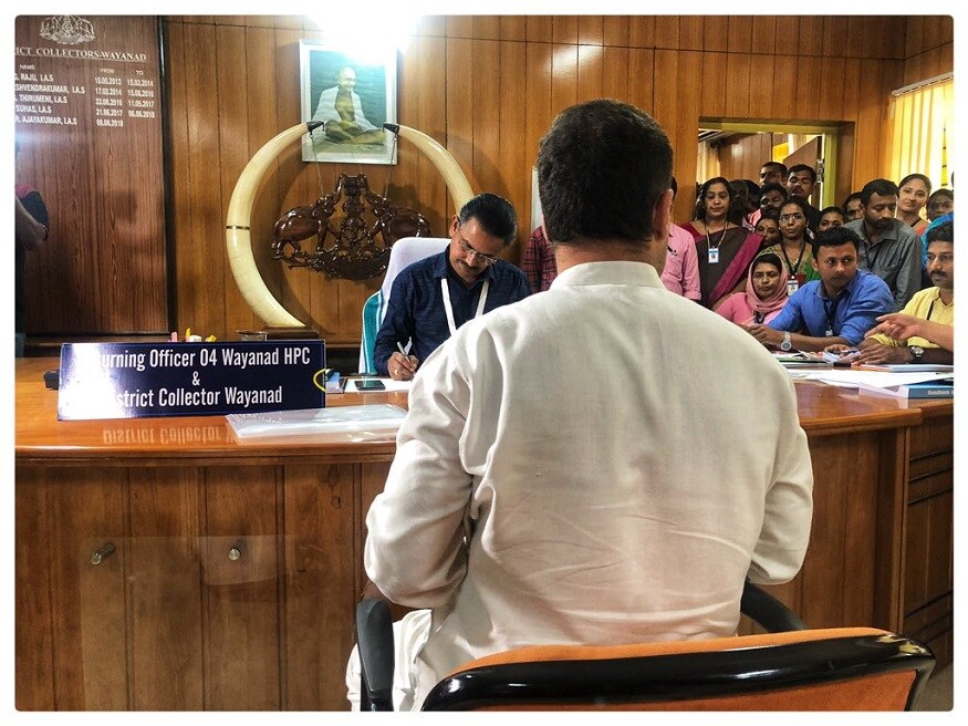 বৃহস্পতিবার বেলা পৌনে ১২টা নাগাদ রোড শো করে মনোনয়ন জমা দেন রাহুল৷ (Image: Twitter/Priyanka Gandhi Vadra) বৃহস্পতিবার বেলা পৌনে ১২টা নাগাদ রোড শো করে মনোনয়ন জমা দেন রাহুল৷ (Image: Twitter/Priyanka Gandhi Vadra)