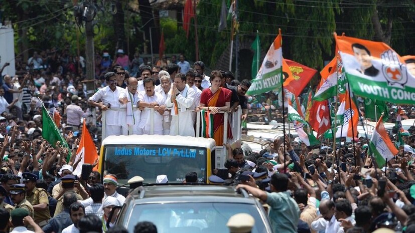 রোড শো ঘিরে কংগ্রেস কর্মীদের উচ্ছ্বাস ছিল চোখে পড়ার মতো৷ 