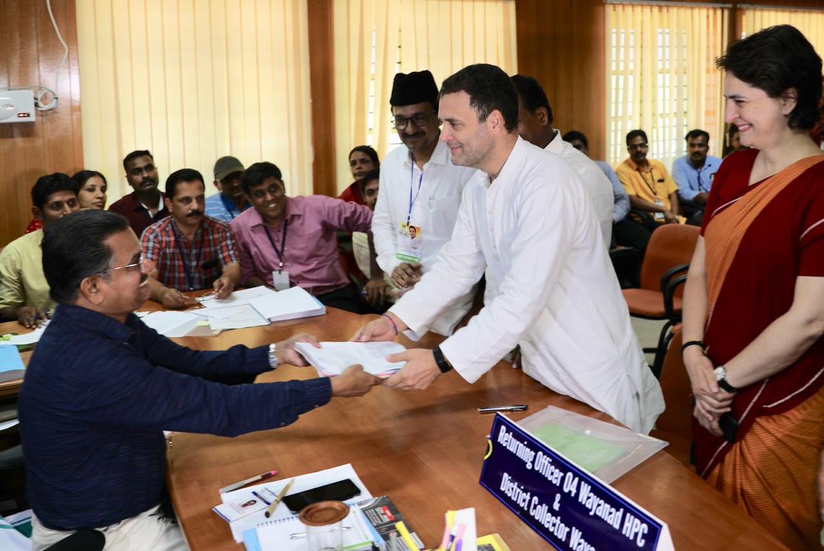 বোন প্রিয়াঙ্কা গান্ধিকে সঙ্গে নিয়ে ওয়ানাড থেকে মনোনয়নপত্র জমা দিলেন রাহুল৷ ওয়ানাড ও অমেঠি থেকে ভোটে লড়ছেন রাহুল৷ বোন প্রিয়াঙ্কা গান্ধিকে সঙ্গে নিয়ে ওয়ানাড থেকে মনোনয়নপত্র জমা দিলেন রাহুল৷ ওয়ানাড ও অমেঠি থেকে ভোটে লড়ছেন রাহুল৷