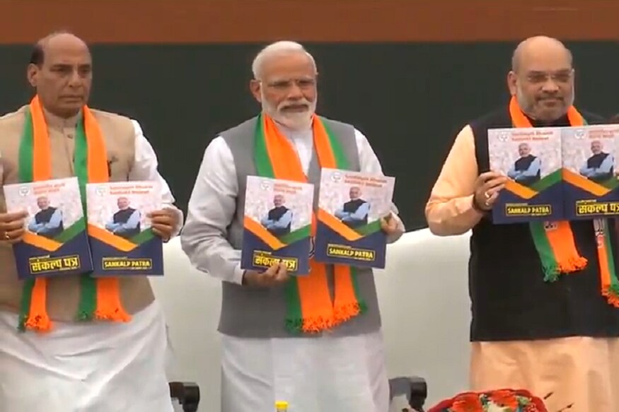 অনুষ্ঠানে উপস্থিত ছিলেন বিজেপির সর্বভারতীয় সভাপতি অমিত শাহ, রাজনাথ সিং৷ যৌথভাবেই আসন্ন নির্বাচনে সংকল্পপত্র প্রকাশ করেন মোদি-শাহরা ৷ অনুষ্ঠানে উপস্থিত ছিলেন বিজেপির সর্বভারতীয় সভাপতি অমিত শাহ, রাজনাথ সিং৷ যৌথভাবেই আসন্ন নির্বাচনে সংকল্পপত্র প্রকাশ করেন মোদি-শাহরা ৷