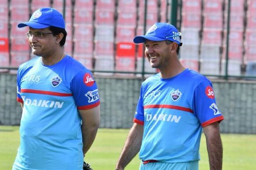 সোমবার রাত থেকেই শহরে ঘাঁটি গেড়েছেন ঋষভ, পৃথ্বীরা। নাইটরা যখন চিপকে ধোনিদের মোকাবিলায় ব্যস্ত তখন দিনভর হোটেলবন্দি শিখররা। তবে ময়দানের বটতলায় এই ম্যাচের বক্স অফিস তুঙ্গে। টিকিট প্রায় নিঃশেষিত। কালোবাজারির অভিযোগও ভুরি ভুরি। লম্বা লাইন শেষে হতাশা আর আক্ষেপ। পারদ আরও চড়িয়ে দিয়েছে সৌরভের বিরুদ্ধে ওঠা স্বার্থের সংঘাতের অভিযোগ। যে আগুনে ঘি দিয়েছে মঞ্জরেকরের টুইট আর সিএবির অভ্যন্তরীণ রাজনীতির আঁচ। বিরক্ত সৌরভ অবশ্য প্রতিক্রিয়ায় নারাজ। বোর্ডের থেকে বিতর্কে যবনিকা না পড়া পর্যন্ত। Photo: Twitter সোমবার রাত থেকেই শহরে ঘাঁটি গেড়েছেন ঋষভ, পৃথ্বীরা। নাইটরা যখন চিপকে ধোনিদের মোকাবিলায় ব্যস্ত তখন দিনভর হোটেলবন্দি শিখররা। তবে ময়দানের বটতলায় এই ম্যাচের বক্স অফিস তুঙ্গে। টিকিট প্রায় নিঃশেষিত। কালোবাজারির অভিযোগও ভুরি ভুরি। লম্বা লাইন শেষে হতাশা আর আক্ষেপ। পারদ আরও চড়িয়ে দিয়েছে সৌরভের বিরুদ্ধে ওঠা স্বার্থের সংঘাতের অভিযোগ। যে আগুনে ঘি দিয়েছে মঞ্জরেকরের টুইট আর সিএবির অভ্যন্তরীণ রাজনীতির আঁচ। বিরক্ত সৌরভ অবশ্য প্রতিক্রিয়ায় নারাজ। বোর্ডের থেকে বিতর্কে যবনিকা না পড়া পর্যন্ত। Photo: Twitter