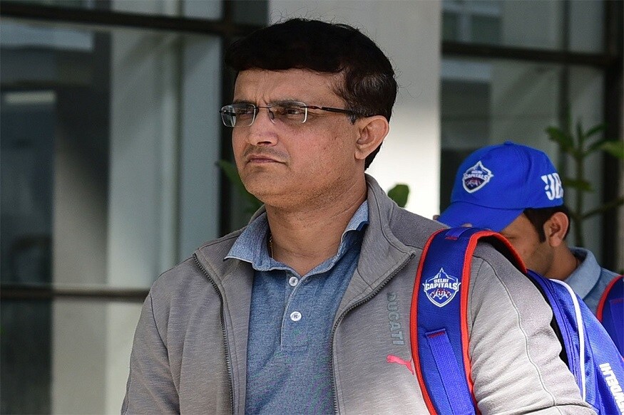 রাসেল-রাবাডা ফিরতি যুদ্ধে ইডেনে সৌরভের চিন্তা কালবৈশাখী। একদিকে শাহরুখের কেকেআর। উল্টোদিকে দিল্লি ক্যাপিটালস। যে টিমের ব্যাটিং উপদেষ্টা হিসেবে শুক্রবার ডাগআউটে বসবেন স্বয়ং সিএবি প্রেসিডেন্ট। হাই ভোল্টেজ ম্যাচের বাহাত্তর ঘণ্টা আগে বিকেলের ইডেনে পৌঁছেই মেজাজে মহারাজ। হন্তদন্ত হয়ে ছুটলেন পিচ দেখতে। সানরাইজার্স এবং কিংস পঞ্জাব ম্যাচের উইকেট দেখার পর ঝুঁকে পড়লেন কিউরেটরের রেডি করা নতুন বাইশ গজের দিকে। তারপর বেশ কিছুক্ষণ আলোচনা সারলেন সুজন মুখোপাধ্যায়ের সঙ্গে। সুপার সপার প্রস্তুত। মাঠকর্মীরাও তৎপর। কিন্তু কিউরেটরের কপালে চিন্তার ভাঁজ ফেলেছে কালবৈশাখী আর বৃষ্টির পূর্বাভাস। Photo: Twitter রাসেল-রাবাডা ফিরতি যুদ্ধে ইডেনে সৌরভের চিন্তা কালবৈশাখী। একদিকে শাহরুখের কেকেআর। উল্টোদিকে দিল্লি ক্যাপিটালস। যে টিমের ব্যাটিং উপদেষ্টা হিসেবে শুক্রবার ডাগআউটে বসবেন স্বয়ং সিএবি প্রেসিডেন্ট। হাই ভোল্টেজ ম্যাচের বাহাত্তর ঘণ্টা আগে বিকেলের ইডেনে পৌঁছেই মেজাজে মহারাজ। হন্তদন্ত হয়ে ছুটলেন পিচ দেখতে। সানরাইজার্স এবং কিংস পঞ্জাব ম্যাচের উইকেট দেখার পর ঝুঁকে পড়লেন কিউরেটরের রেডি করা নতুন বাইশ গজের দিকে। তারপর বেশ কিছুক্ষণ আলোচনা সারলেন সুজন মুখোপাধ্যায়ের সঙ্গে। সুপার সপার প্রস্তুত। মাঠকর্মীরাও তৎপর। কিন্তু কিউরেটরের কপালে চিন্তার ভাঁজ ফেলেছে কালবৈশাখী আর বৃষ্টির পূর্বাভাস। Photo: Twitter