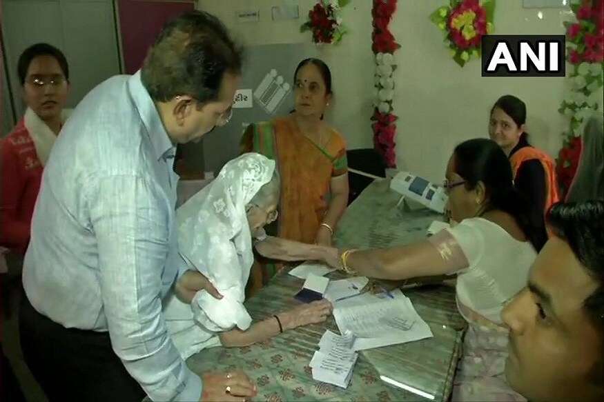 ৯৮ বছর বয়সী হীরাবেন মোদি বয়সের ভারে নুয়ে পড়লেও নিজের দায়িত্ব ভোলেননি ৷ মোদি তাঁর আর্শীবাদ নিয়ে ভোট দিতে রওনা হওয়ার কিছু পরেই আহমেদাবাদের পোলিং স্টেশন রাইসনে ভোট দিতে পৌঁছান হীরাবেন মোদি ৷ ৯৮ বছর বয়সী হীরাবেন মোদি বয়সের ভারে নুয়ে পড়লেও নিজের দায়িত্ব ভোলেননি ৷ মোদি তাঁর আর্শীবাদ নিয়ে ভোট দিতে রওনা হওয়ার কিছু পরেই আহমেদাবাদের পোলিং স্টেশন রাইসনে ভোট দিতে পৌঁছান হীরাবেন মোদি ৷