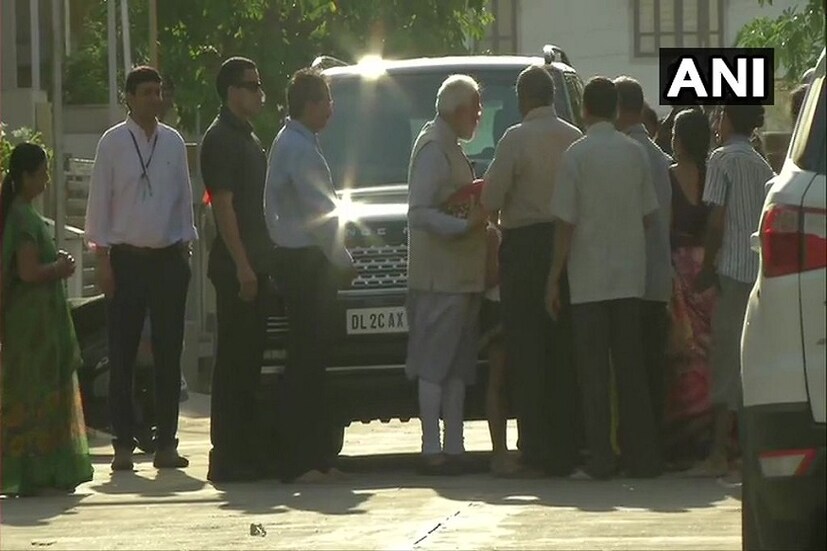 গান্ধিনগরে মোদির বাড়ির বাইরে জমা হওয়া কর্মী-সমর্থকদের সঙ্গে কথাও বলেন নরেন্দ্র মোদি ৷
