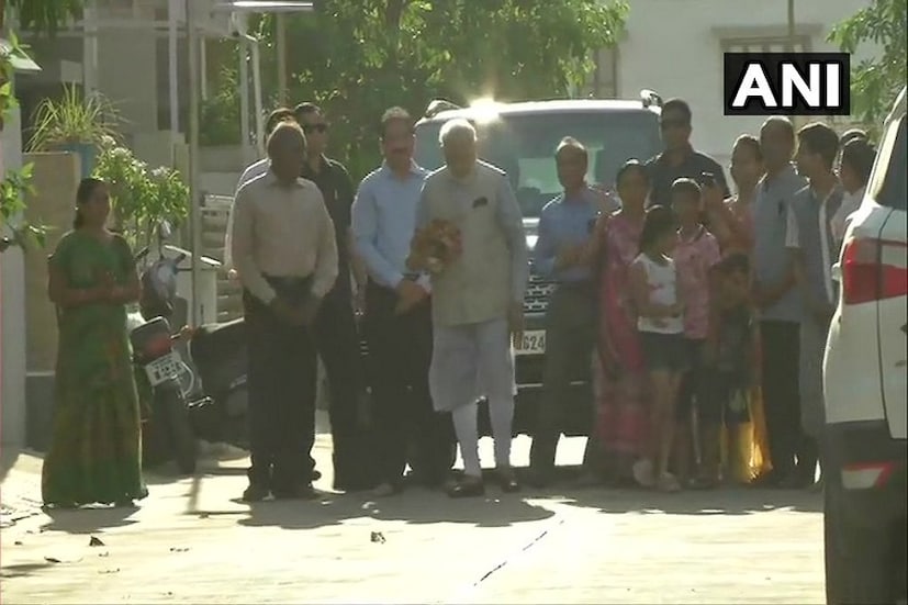 এছাড়াও মা হীরাবেন মোদিকে দেবীর আর্শীবাদ হিসেবে নারকেল, মিষ্টি ও ৫০০ টাকাও দেন ৷