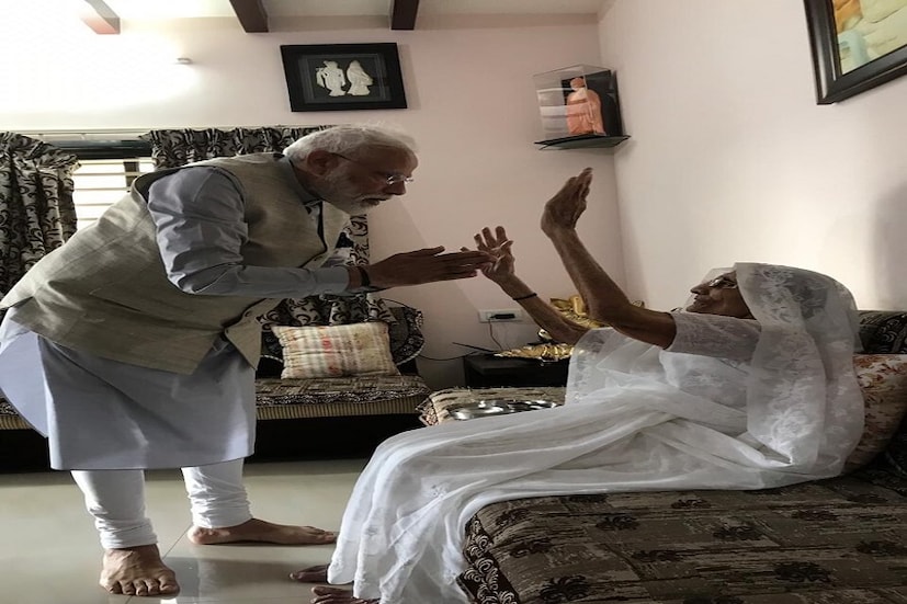 গান্ধিনগরের বাসভবনে গিয়ে মা হীরাবেনর সঙ্গে দেখা করেন প্রধানমন্ত্রী