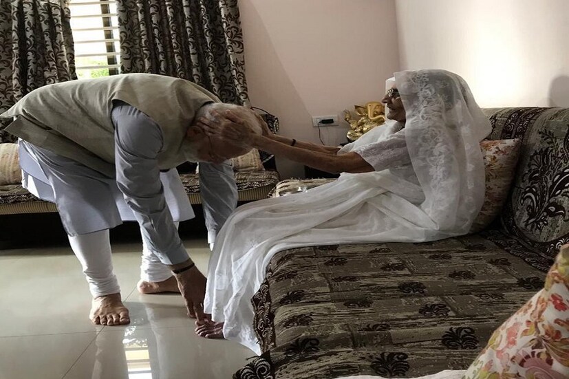 মায়ের পা ছুঁয়ে আর্শীবাদ নিয়ে ভোট দিতে যান মোদি ৷