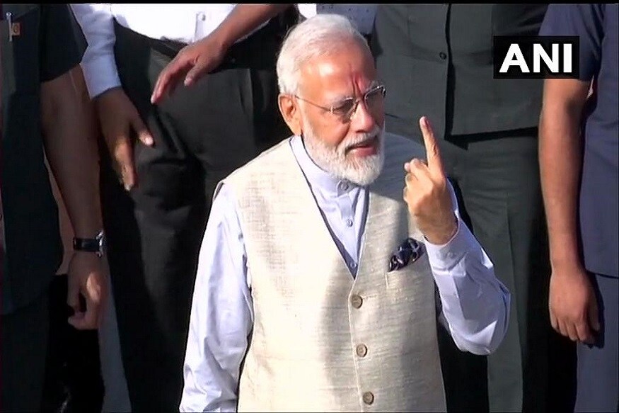 সন্ত্রাসবাদীদের অস্ত্র IED, গণতন্ত্রের অস্ত্র ভোটার আইডি ৷ IED বিস্ফোরকের থেকেও অনেক বেশি শক্তি রয়েছে ভোটার আইডি-তে ৷ আহমেদাবাদে ভোট দেওয়ার পর বললেন মোদি সন্ত্রাসবাদীদের অস্ত্র IED, গণতন্ত্রের অস্ত্র ভোটার আইডি ৷ IED বিস্ফোরকের থেকেও অনেক বেশি শক্তি রয়েছে ভোটার আইডি-তে ৷ আহমেদাবাদে ভোট দেওয়ার পর বললেন মোদি
