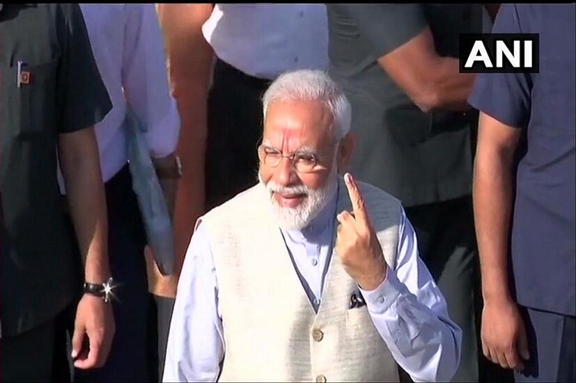 ভোট দেওয়ার পর বেরিয়ে সাংবাদিকদের সঙ্গে কথা বলেন মোদি