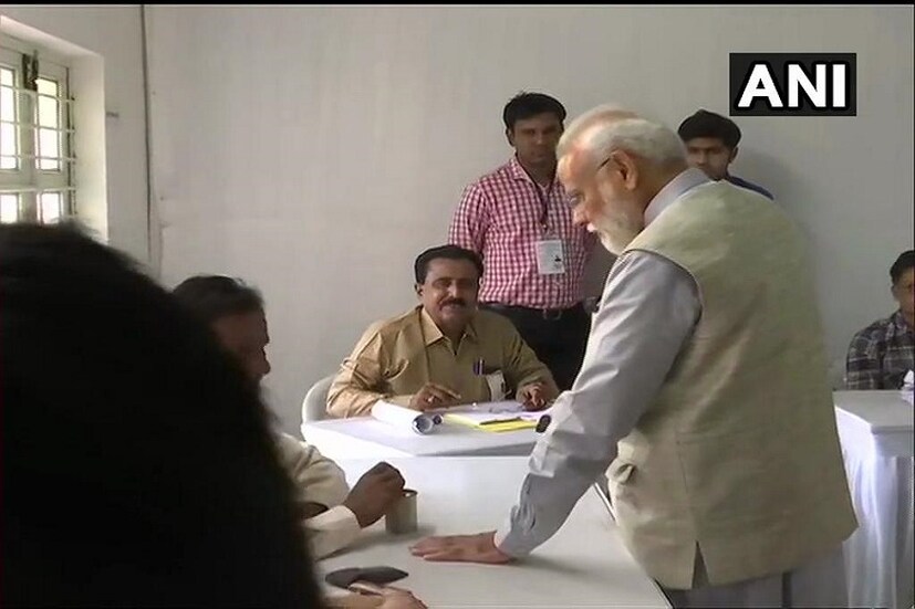 আহমেদাবাদের রনিপে নিশান হায়ার সেকেন্ডারি স্কুলের পোলিং বুথে ভোট দেন নরেন্দ্র মোদি ৷
