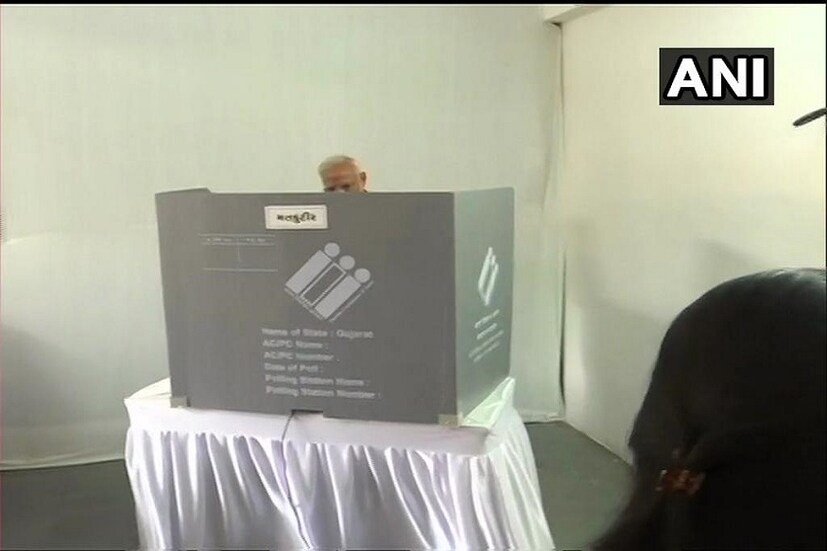 আহমেদাবাদের রনিপে নিশান হায়ার সেকেন্ডারি স্কুলের পোলিং বুথে ভোট দেন নরেন্দ্র মোদি ৷