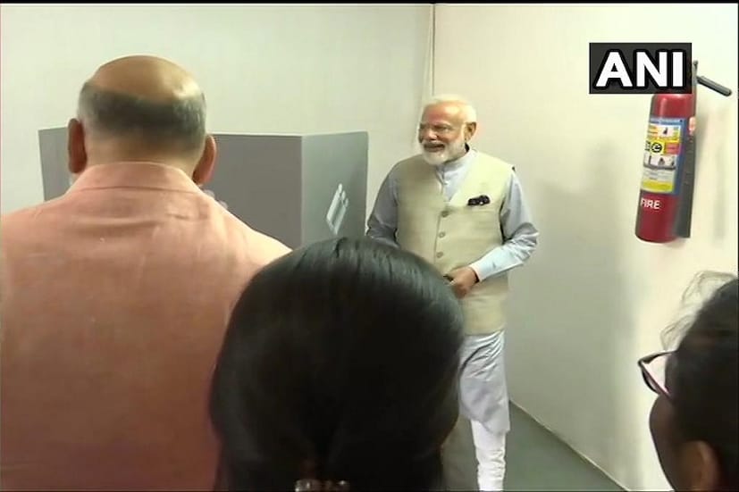 আহমেদাবাদের রনিপে নিশান হায়ার সেকেন্ডারি স্কুলের পোলিং বুথে ভোট দেন নরেন্দ্র মোদি ৷