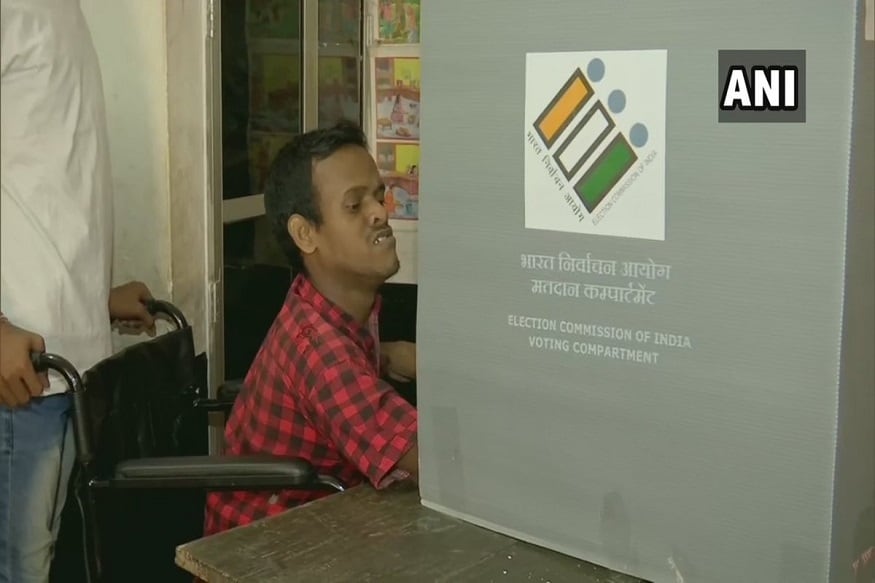 দেশবাসীদের ভোটদানে উৎসাহিত করার জন্য এতো সেরা বিজ্ঞাপন ৷ প্রতিবন্ধকতা সত্ত্বেও ভোট দিতে পৌঁছলেন ওড়িশার এই ব্যক্তি ৷ ভুবনেশ্বরের আইআরসি গ্রামের সরকারি প্রাইমারি স্কুলের পোলিং বুথে নিজের মতদান করলেন বিশেষ ক্ষমতাসম্পন্ন এই ব্যক্তি ৷ দেশবাসীদের ভোটদানে উৎসাহিত করার জন্য এতো সেরা বিজ্ঞাপন ৷ প্রতিবন্ধকতা সত্ত্বেও ভোট দিতে পৌঁছলেন ওড়িশার এই ব্যক্তি ৷ ভুবনেশ্বরের আইআরসি গ্রামের সরকারি প্রাইমারি স্কুলের পোলিং বুথে নিজের মতদান করলেন বিশেষ ক্ষমতাসম্পন্ন এই ব্যক্তি ৷