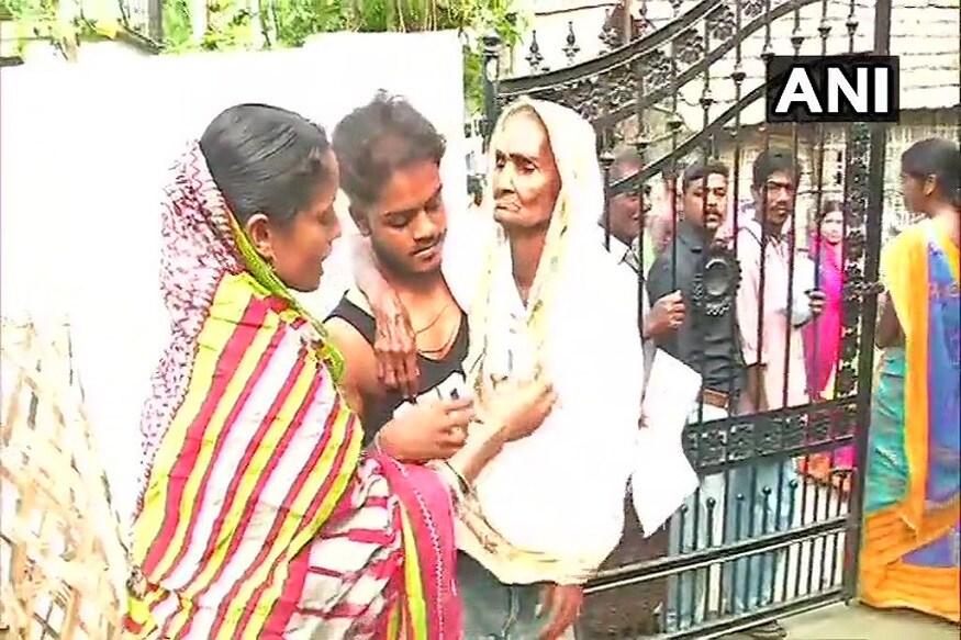 পশ্চিমবঙ্গের মালদার বাসিন্দা, ৮৭ বছরের বৃদ্ধা ৷ বার্ধক্যের কারণে চলার শক্তি খুইয়েছেন বহু আগে ৷ তবু ভোলেননি নিজের নাগরিক কর্তব্য পালনের কথা ৷ নিজের ছেলের কোলে চেপেই পৌঁছলেন মালদার কোতওয়ালি প্রাইমারি জুনিয়র বেসিক স্কুল পোলিং বুথে ৷ পশ্চিমবঙ্গের মালদার বাসিন্দা, ৮৭ বছরের বৃদ্ধা ৷ বার্ধক্যের কারণে চলার শক্তি খুইয়েছেন বহু আগে ৷ তবু ভোলেননি নিজের নাগরিক কর্তব্য পালনের কথা ৷ নিজের ছেলের কোলে চেপেই পৌঁছলেন মালদার কোতওয়ালি প্রাইমারি জুনিয়র বেসিক স্কুল পোলিং বুথে ৷