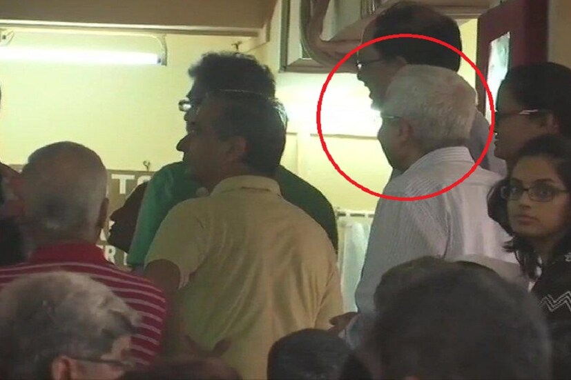সাধারণ মানুষের সঙ্গে ভোটের লাইনে রিজার্ভ ব্যাঙ্কের গর্ভনরও ৷ Picture Courtesy- ANI