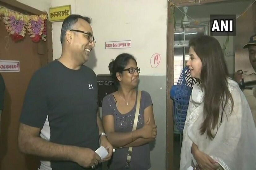 ভোট দিতে আসা মানুষেরা পছন্দের চিত্রতারকাকে সামনে পেয়ে সেলফি নেওয়ার আবদার জানাতে ভোলেননি ৷ Picture Courtesy- ANI