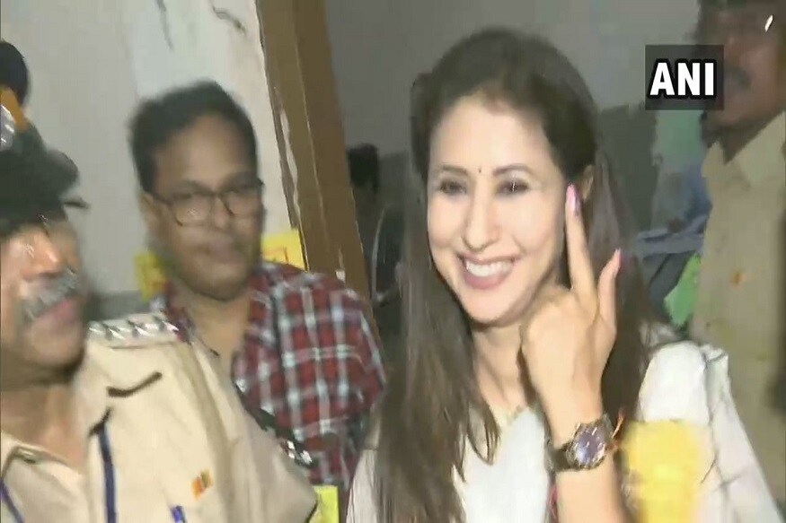 এই প্রথমবার শুধু মতদাতা নন, তিনি একজন প্রার্থীও ৷ লোকসভার চতুর্থ দফায় ভাগ্য নির্ধারণ তাঁরও ৷ Picture Courtesy- ANI এই প্রথমবার শুধু মতদাতা নন, তিনি একজন প্রার্থীও ৷ লোকসভার চতুর্থ দফায় ভাগ্য নির্ধারণ তাঁরও ৷ Picture Courtesy- ANI