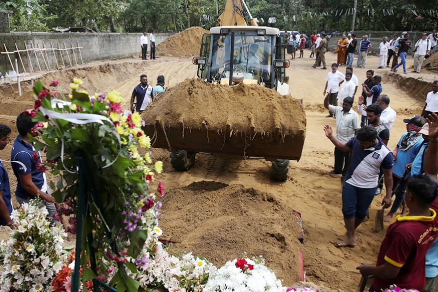 দেশজুড়ে কার্ফু জারির পাশাপাশি শ্রীলঙ্কা জুড়ে সোশাল মিডিয়া ব্যবহারে জারি হয়েছে সাময়িক নিষেধাজ্ঞা ৷ (Image: Reuters) দেশজুড়ে কার্ফু জারির পাশাপাশি শ্রীলঙ্কা জুড়ে সোশাল মিডিয়া ব্যবহারে জারি হয়েছে সাময়িক নিষেধাজ্ঞা ৷ (Image: Reuters)
