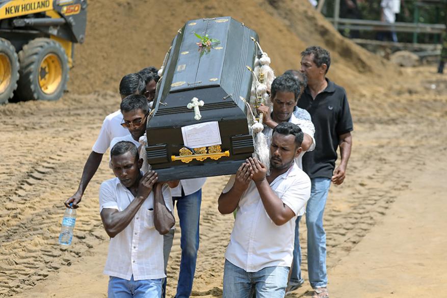 ১ দশকের মধ্যে সবচেয়ে বড় জঙ্গি হামলা শ্রীলঙ্কায়। কাঁপল কলম্বো সহ দেশের একাধিক জায়গা (Image: Reuters) ১ দশকের মধ্যে সবচেয়ে বড় জঙ্গি হামলা শ্রীলঙ্কায়। কাঁপল কলম্বো সহ দেশের একাধিক জায়গা (Image: Reuters)