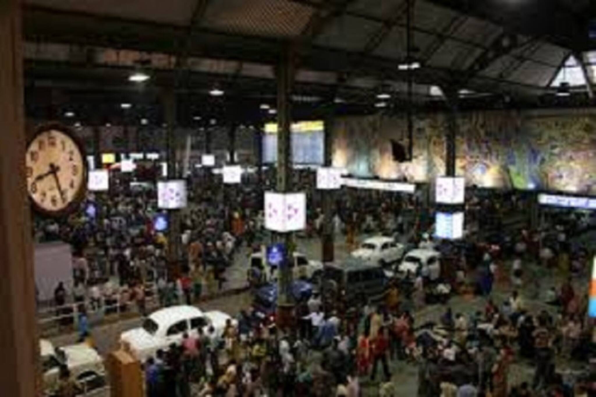 ওভারহেড তার ছিঁড়ে বিপত্তি, হাওড়া মেন লাইনে বন্ধ ট্রেন চলাচল