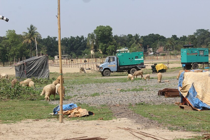  নতুন রানওয়ে ছাড়াও তৈরি হচ্ছে ভিআইপি লাউঞ্জ,পার্কিং প্লেস এবং ফুডপ্লাজা ৷ এটিসি তৈরির কাজ এখনও শুরু না হলেও বিমান চলাচলের জন্য আধুনিক সমস্ত ব্যবস্থাই থাকবে মালদহের এই বিমানবন্দরে ৷ প্রয়োজনে এই বিমানবন্দরের রানওয়েতে আরও বড় বিমানও নামতে পারবে Photo: Siddhartha Sarkar