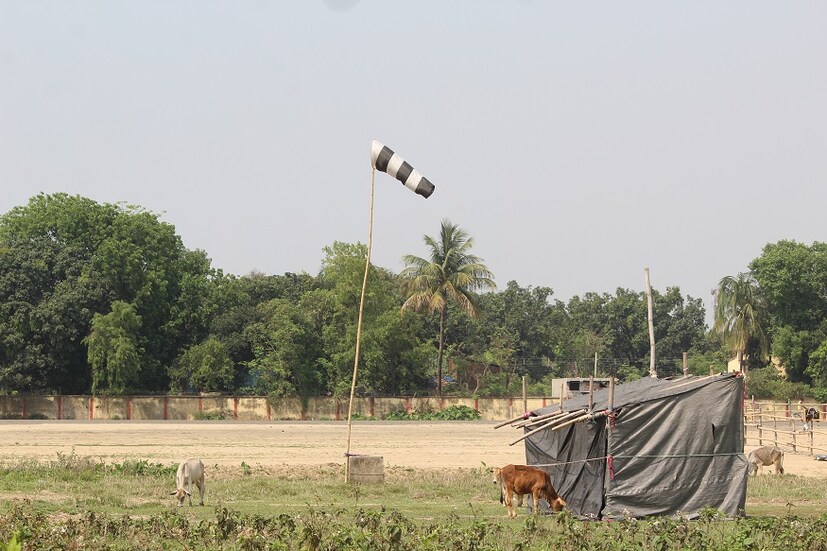 ১১০০ মিটার লম্বা এবং ৩০ মিটার চওড়া রানওয়ে তৈরি হচ্ছে মালদহ বিমানবন্দরে ৷ এই রানওয়ে দিয়ে ছোট ‘এটিআর’, ‘বম্বার্ডিয়ার’-এর মতো বিমানগুলি সহজেই ওঠানামা করতে পারবে ৷ মালদহ বিমান বন্দরে বড় বিমান ওঠা নামার ক্ষেত্রে সবচেয়ে বড় বাঁধা ছিল পুরনো রানওয়ে। প্রয়োজনের তুলনায় যা অনেকটাই ছোট। এবার নতুন করে তৈরি হচ্ছে আধুনিক রানওয়ে। Photo: Siddhartha Sarkar