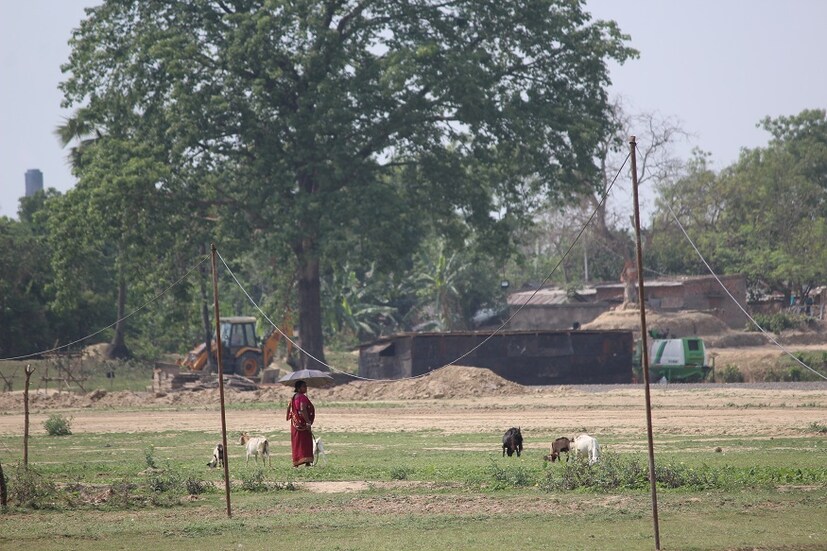  বালুরঘাট বিমানবন্দরের সংস্কারের কাজ দ্রুতিগতিতে হলেও মালদহে সেই কাজের গতি অনেকটাই কমে গিয়েছিল কয়েকমাস আগে ৷ এখন জোরকদমে চলছে নতুন রানওয়ে তৈরির কাজ । মালদহ বিমান বন্দরের পরিকাঠামো উন্নয়নের জন্য ইতিমধ্যেই বরাদ্দ হয়েছে ১৮ কোটি টাকা। Photo: Siddhartha Sarkar